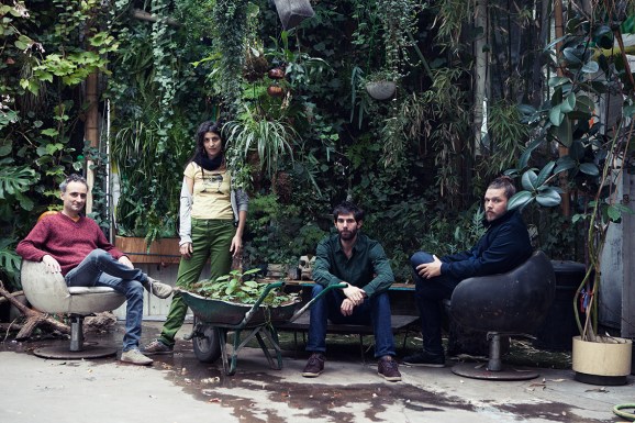 Horse in the house - photo Helene Robert